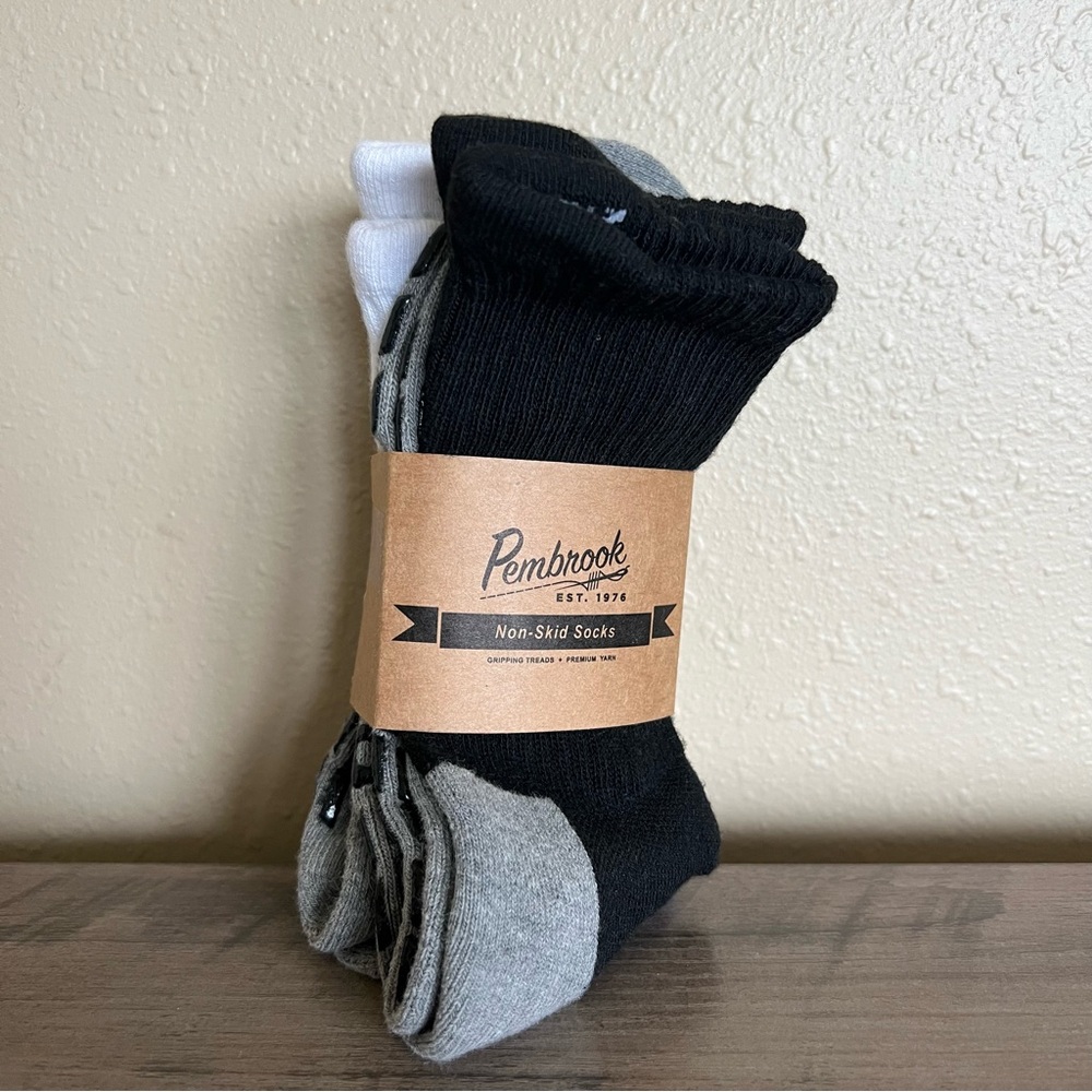 Pembrook Non-Skid Crew Socks 2 Pairs Unisex S/M Black White Gripping Treads